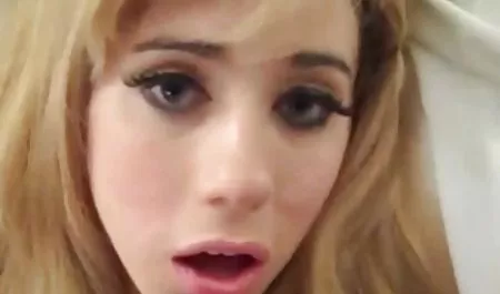 شقراء جميلة سكس وجنس محارم ينحني ويستمني على الكاميرا