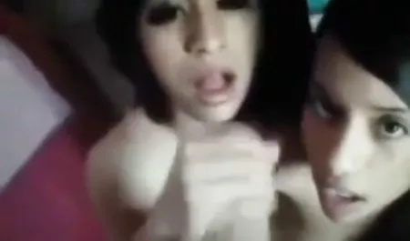 امرأة سمراء sax محارم كبيرة الحلمه تمتص الديك ويبتلع نائب الرئيس