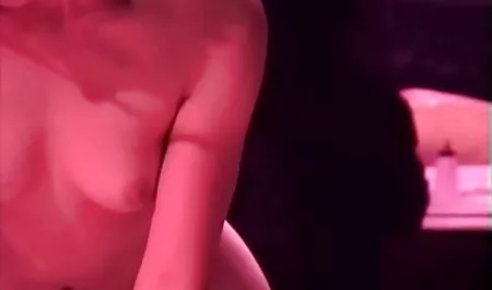 انظروا إلى قصص جنس العمة الوركين لها