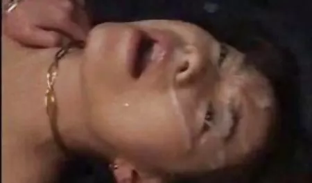 يحصل مسمر امرأة سمراء على صور جنس محارم كرسي